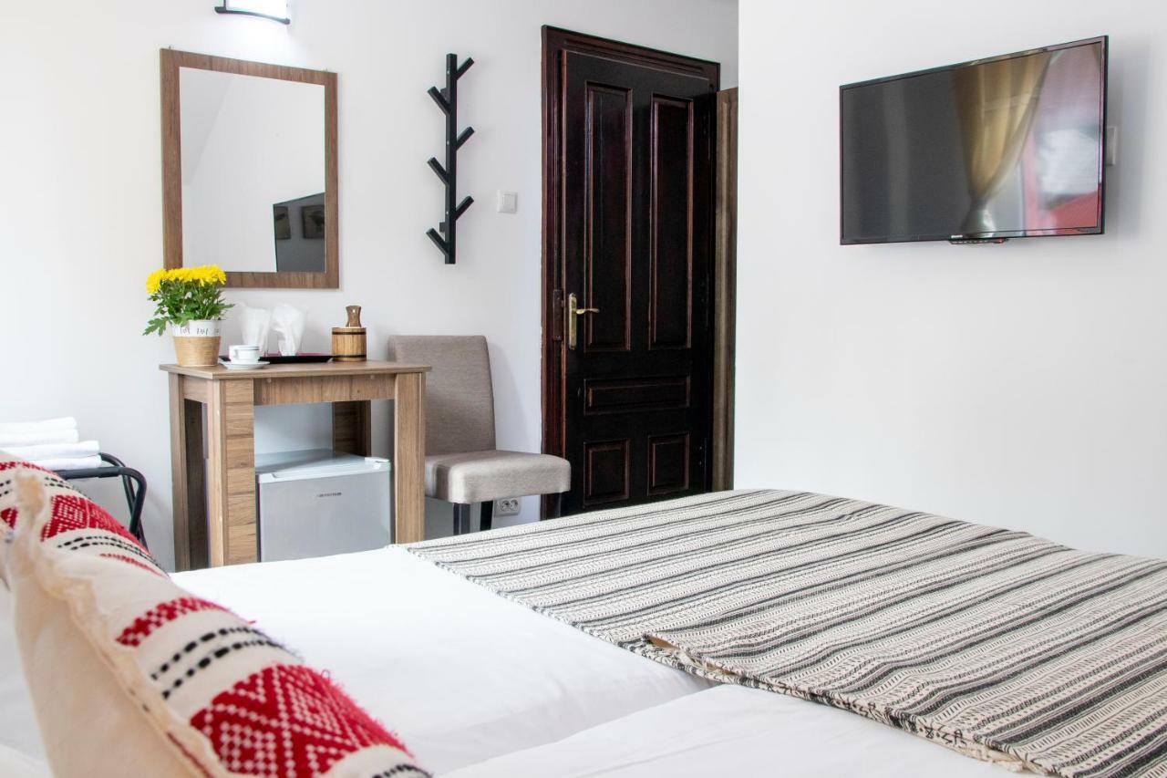 Hotel Floare De Colt Мэнэстиря-Гуморулуй Экстерьер фото