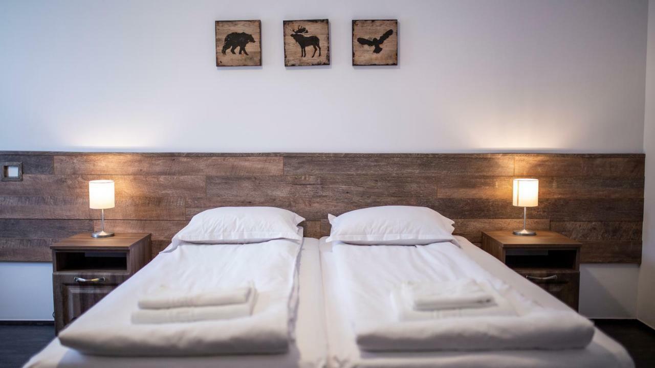 Hotel Floare De Colt Мэнэстиря-Гуморулуй Экстерьер фото