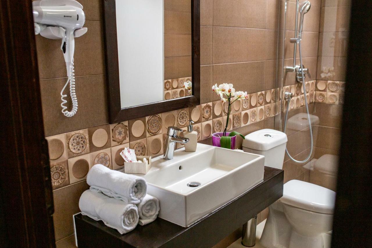 Hotel Floare De Colt Мэнэстиря-Гуморулуй Экстерьер фото